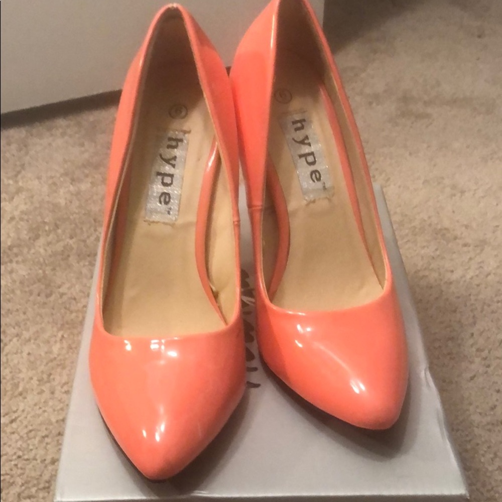 Peach/pink pumps